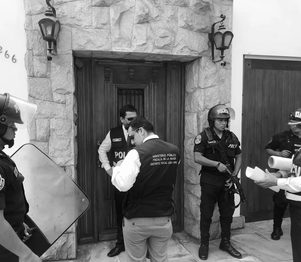 El Dr. López Loaiza como fiscal, notificando durante un operativo con resguardo policial