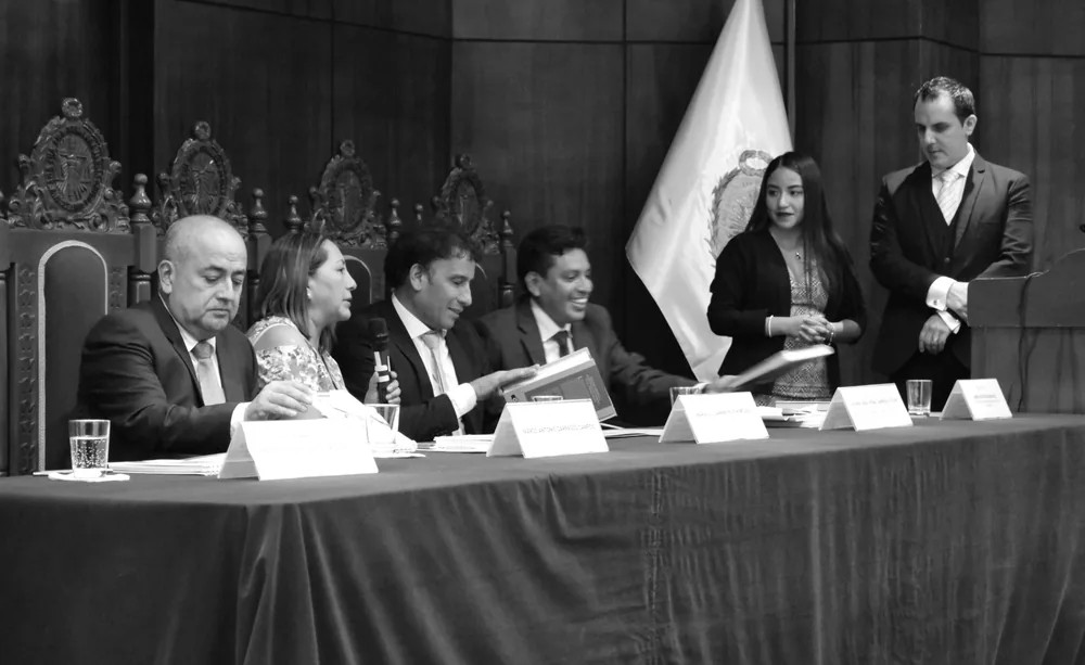 El Dr. López Loaiza como ponente en un acto institucional